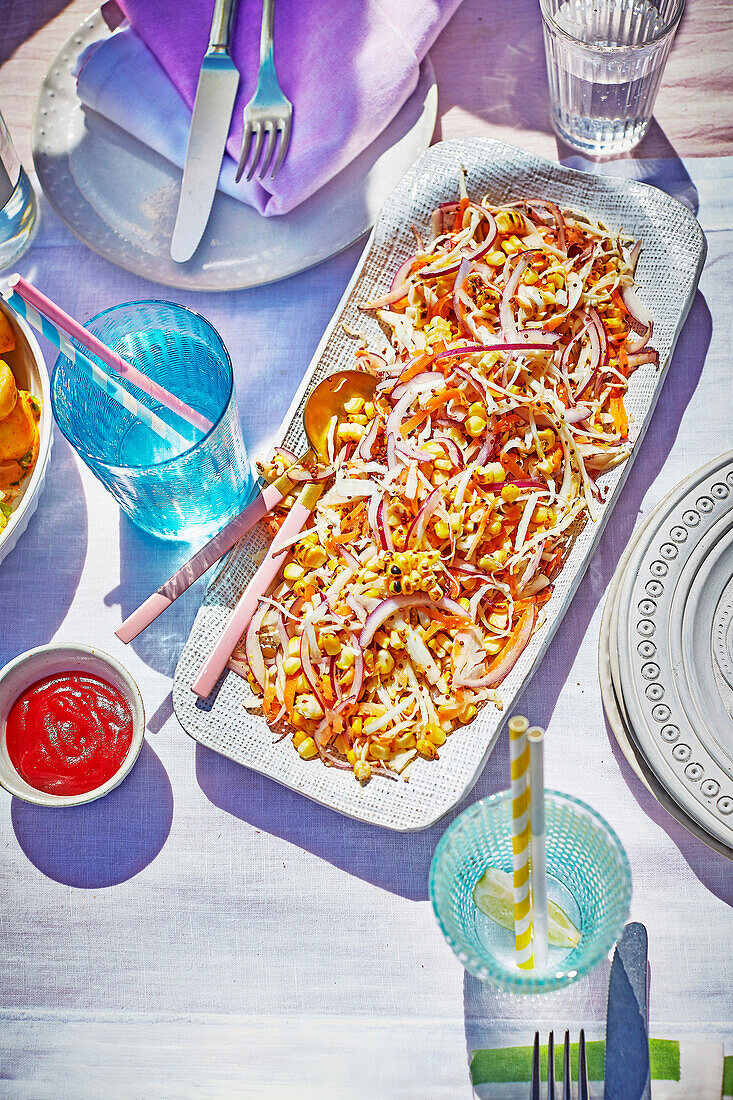 Gegrillter Maissalat mit Kohl, Möhren und roten Zwiebeln