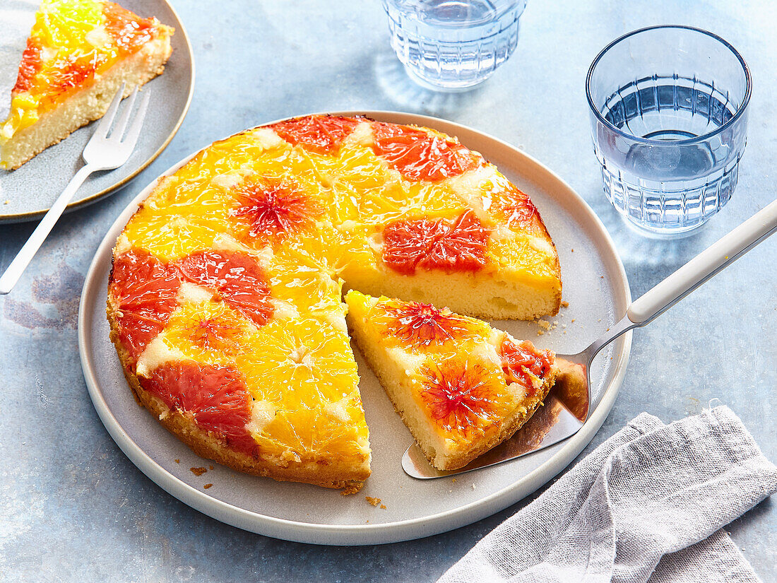 Upside-Down-Kuchen mit pink Grapefruits und Orangen