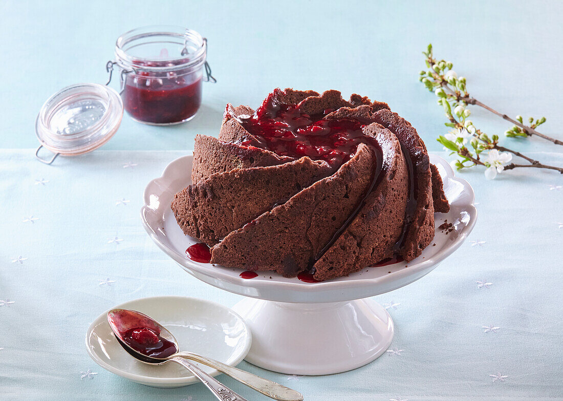 Schoko-Bundt Cake mit Kirschen und Kirschsauce