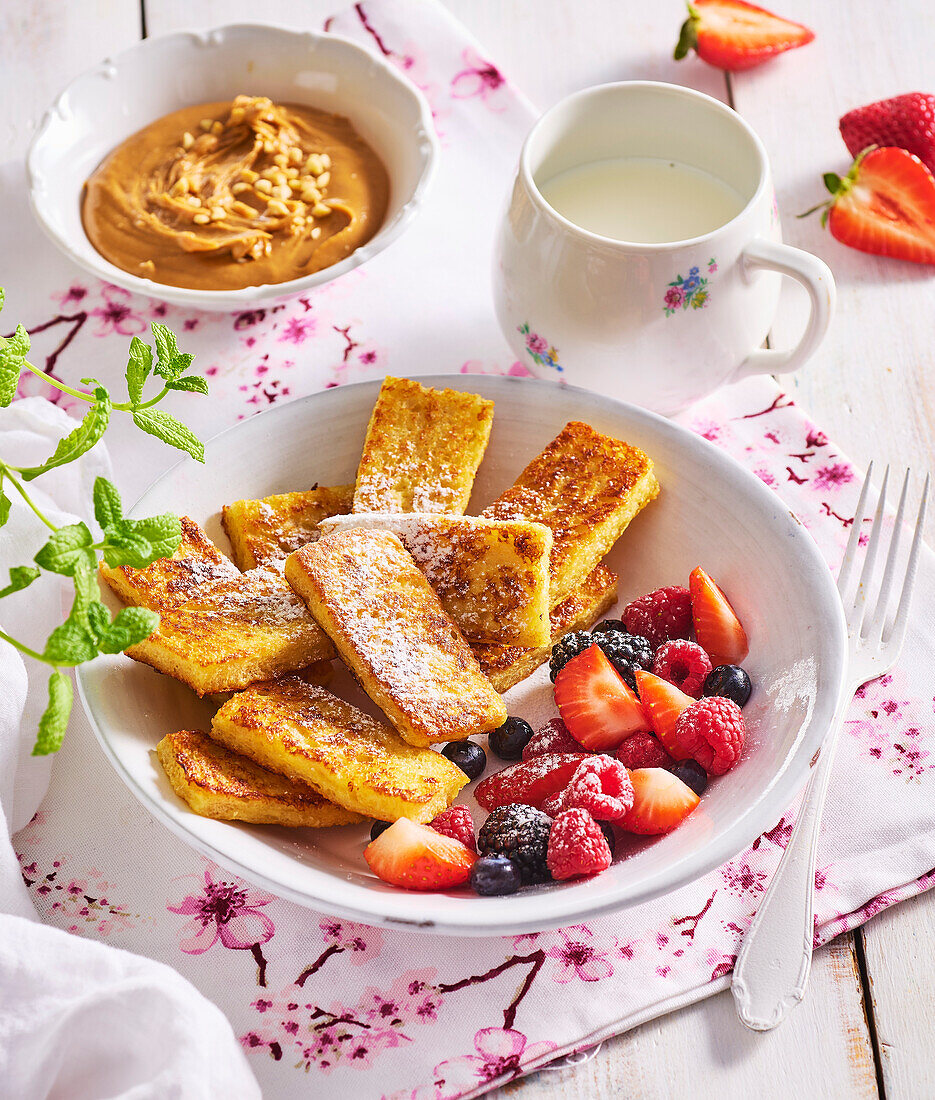 Churro-French-Toast mit Beeren und Erdnussbutter