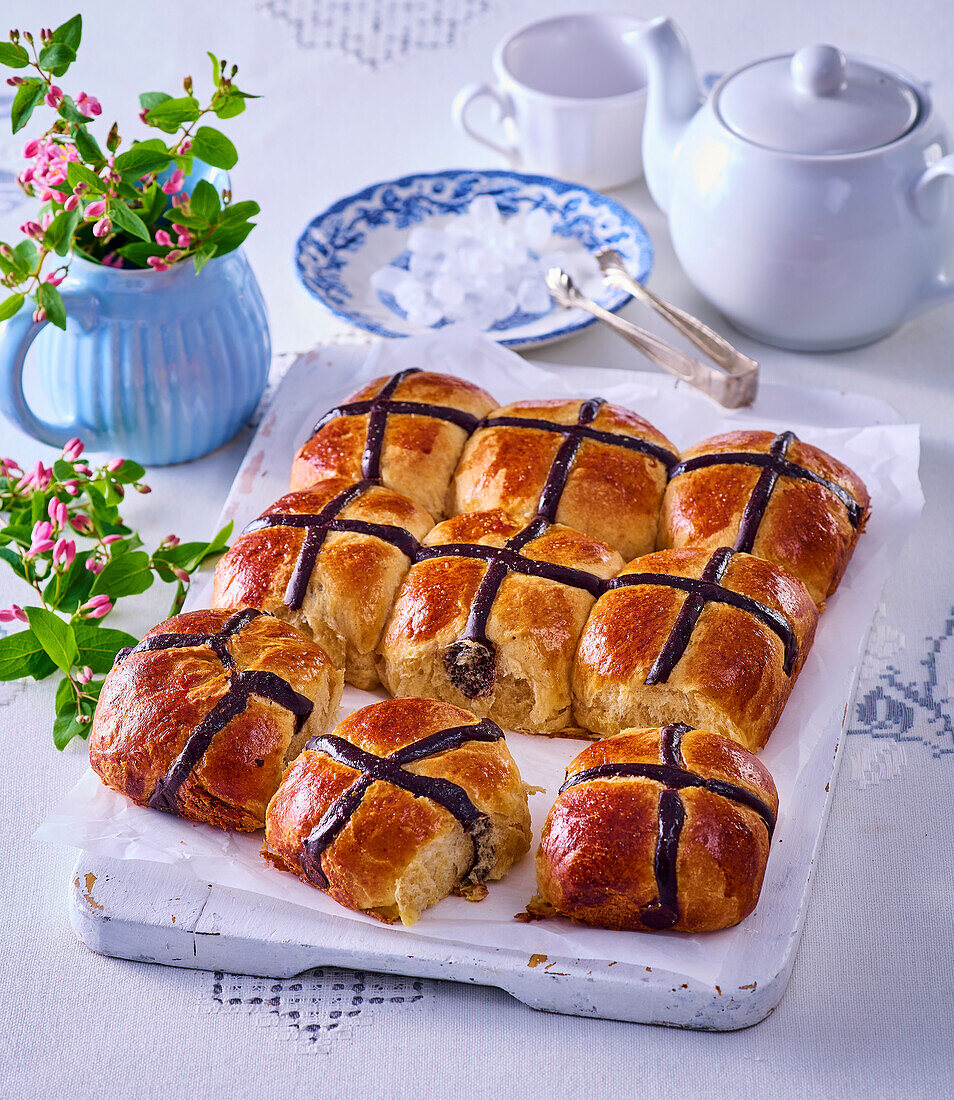 Cinnamon and vanilla buns with honey and cocoa