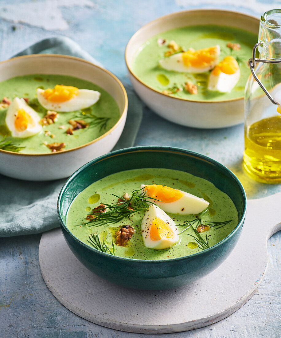 Kalte Gurkensuppe mit hartgekochtem Ei und Walnüssen