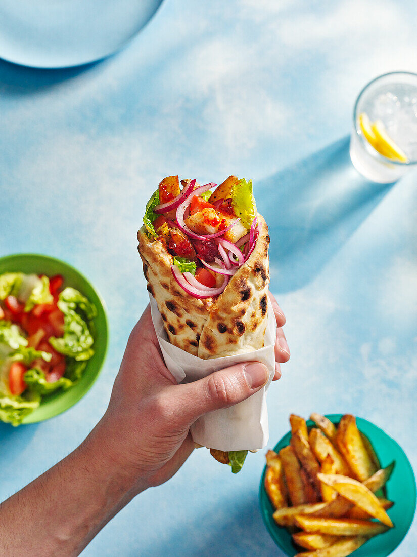 Gyros mit Tzatziki und Pommes Frites