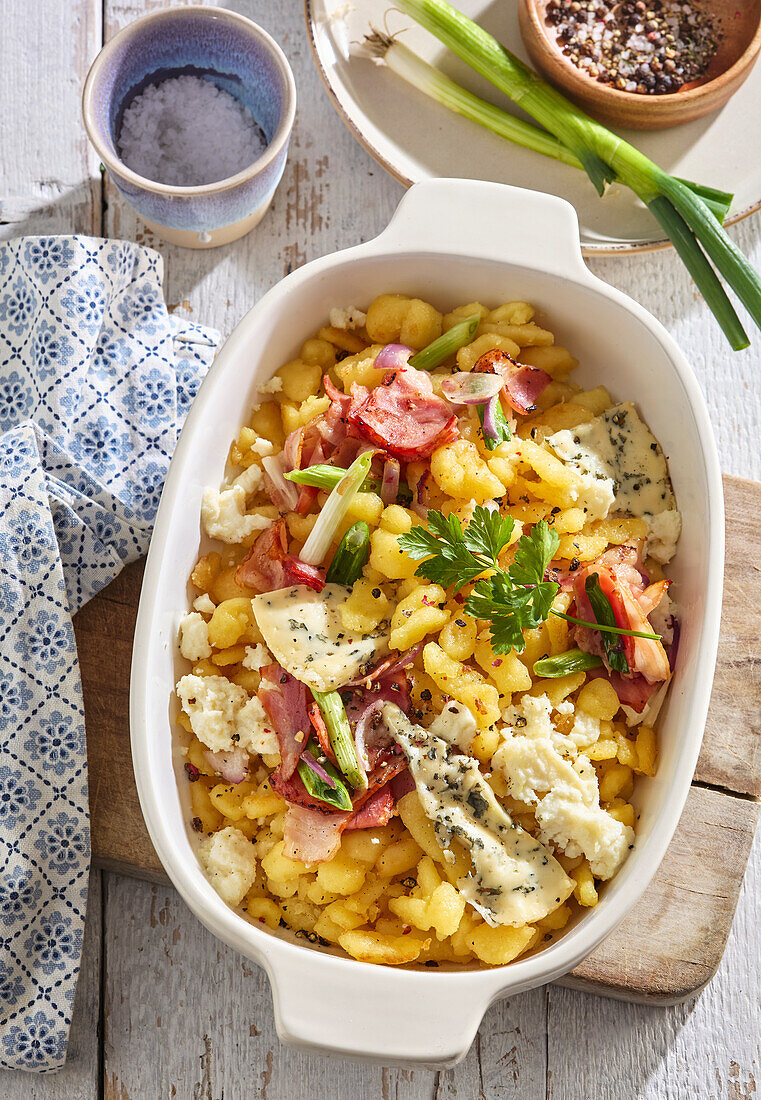 Gebackene Kartoffelgnocchi mit Blauschimmelkäse und Speck