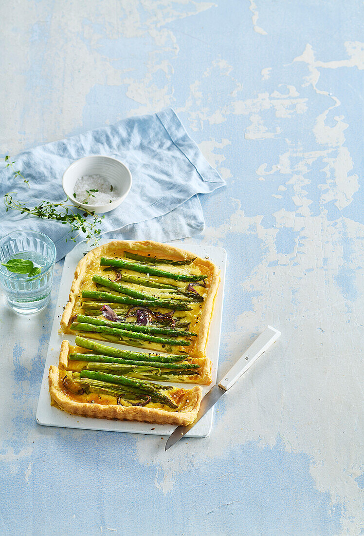 Spargelquiche mit Gouda und roten Zwiebeln