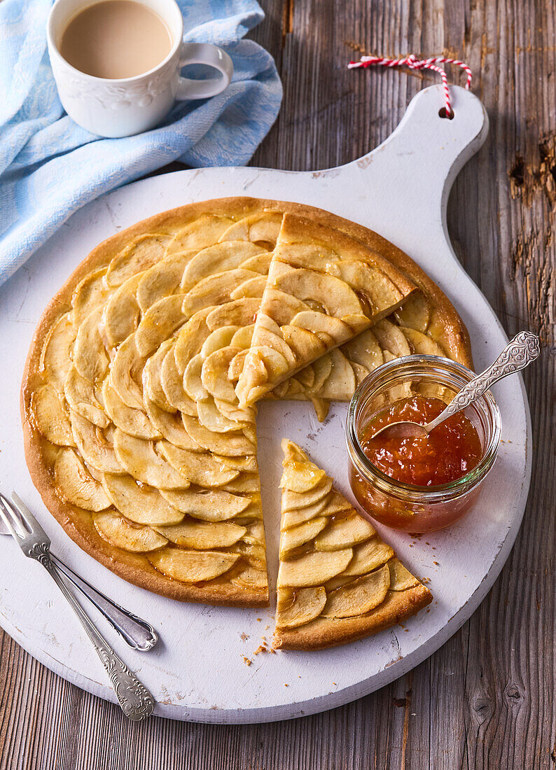 Apfelkuchen mit Aprikosenmarmelade