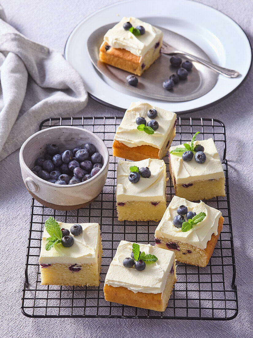 Blaubeer-Zucchini-Kuchen mit Mascarpone-Creme