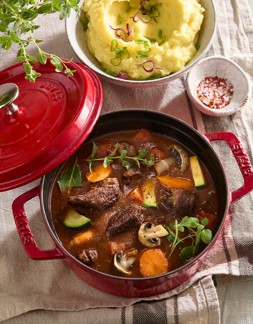 Rinder-Schmorbraten mit Pilzen, Zucchini, Karotten und Kartoffelpüree als Beilage