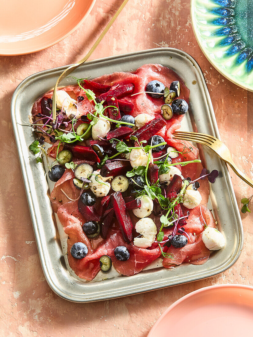 Beef Carpaccio mit gerösteter Rote Bete, Blaubeeren und Microgreens