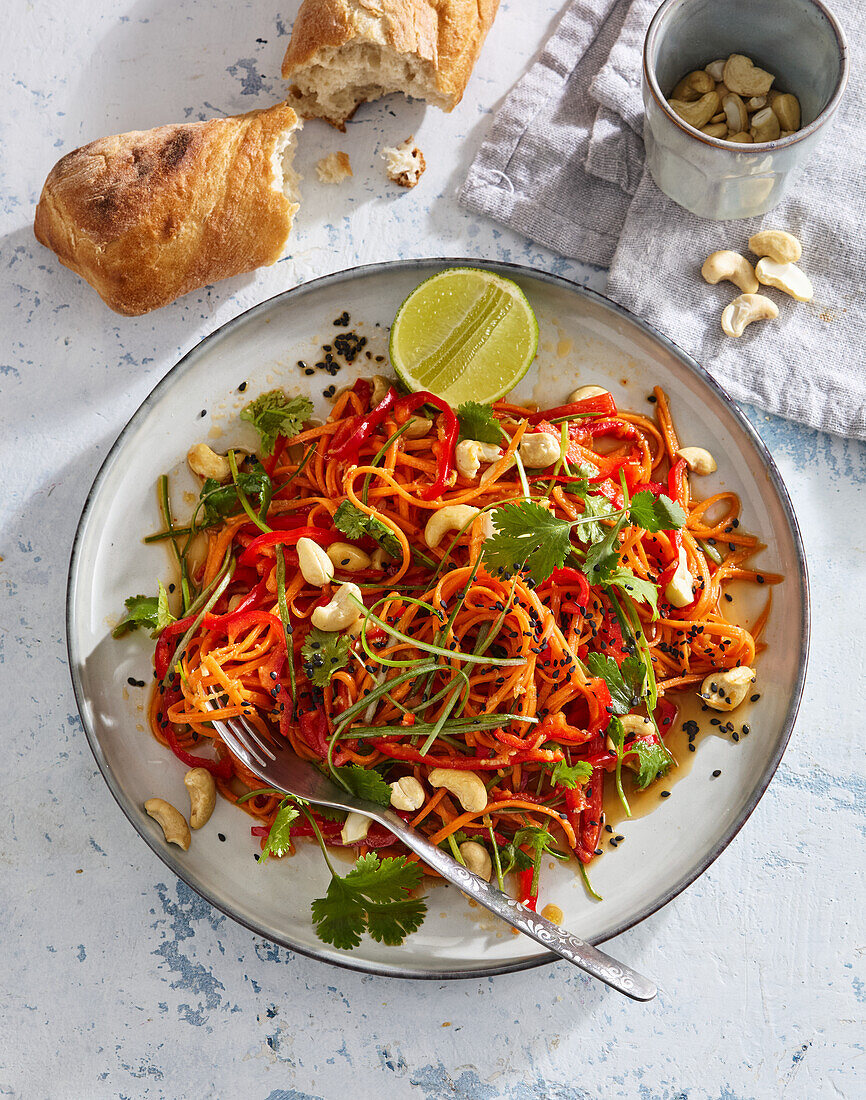 Karottensalat mit Ingwer, Cashewkernen und Sesam