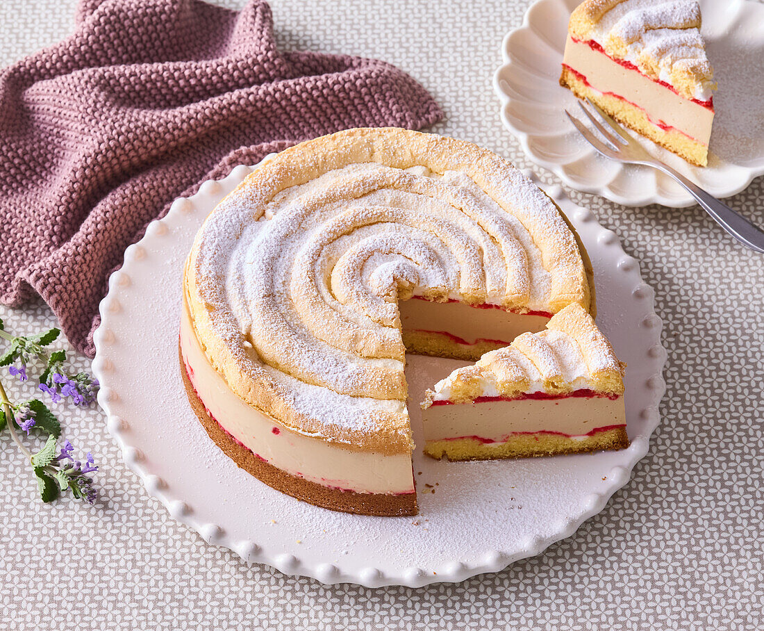 Kardinalschnitten-Torte mit Preiselbeermarmelade