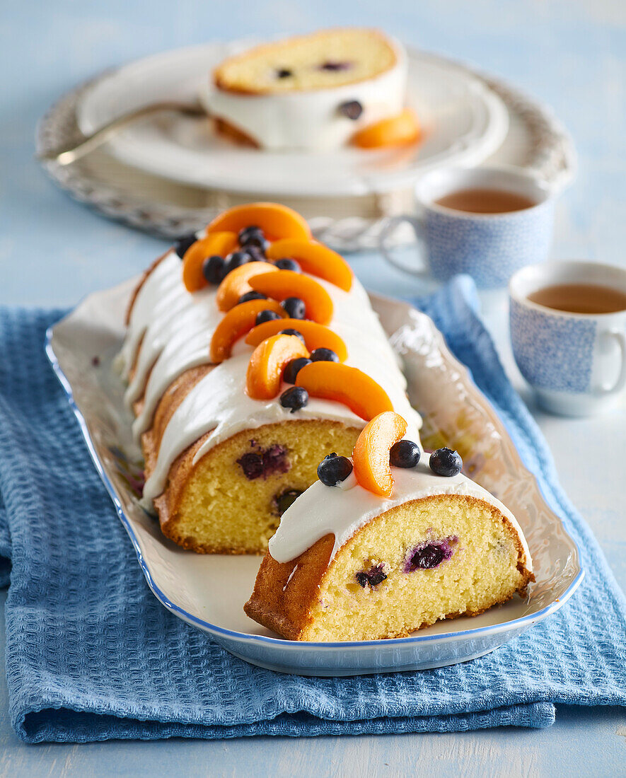 Kuchen mit Aprikosen, Blaubeeren und Joghurt-Topping