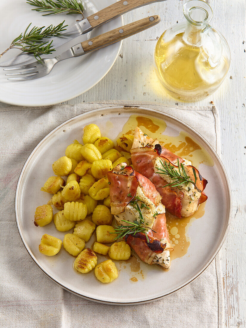 Hähnchenbrust gefüllt mit Ziegenkäse im Prosciutto-Mantel mit Gnocchi