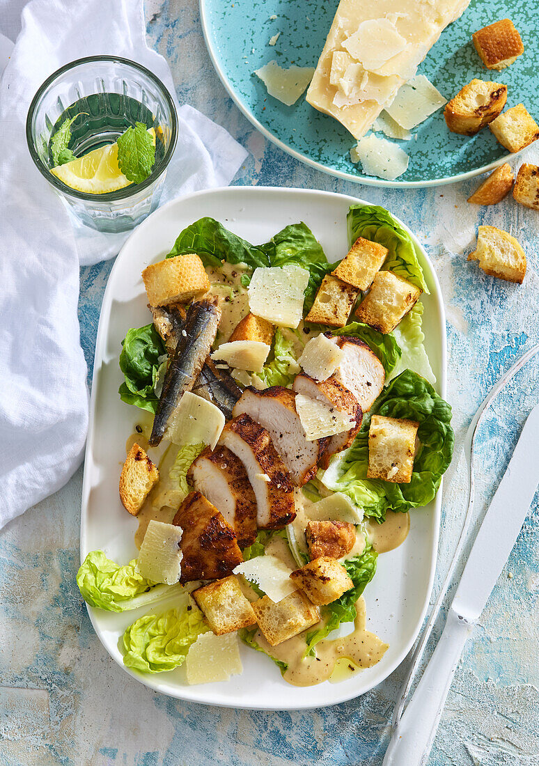 Hähnchen-Caesar-Salat mit Croutons und Parmesan