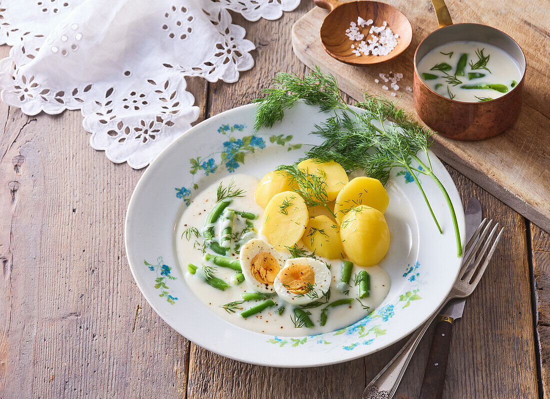 Green beans in cream sauce with egg and potatoes