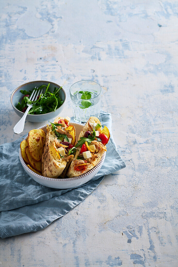 Griechisches Hühnchen-Sandwiches mit Feta und Oliven