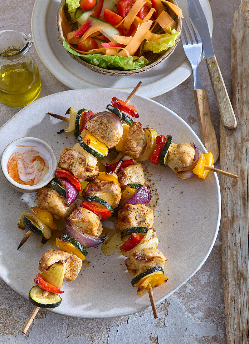 Gegrillte Hähnchenspieße mit Gemüse und Joghurt-Dip