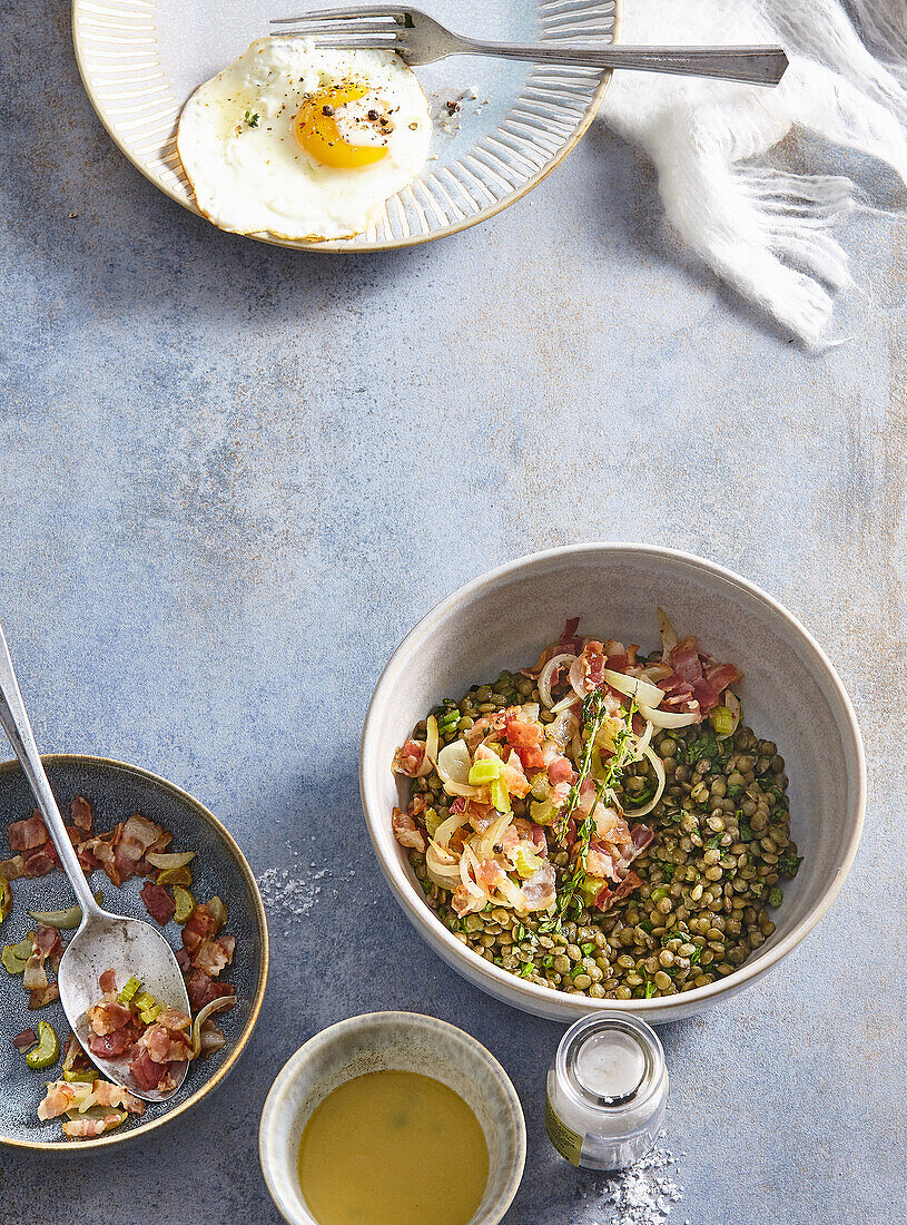 Grüner Linsensalat mit Speck und Gemüse