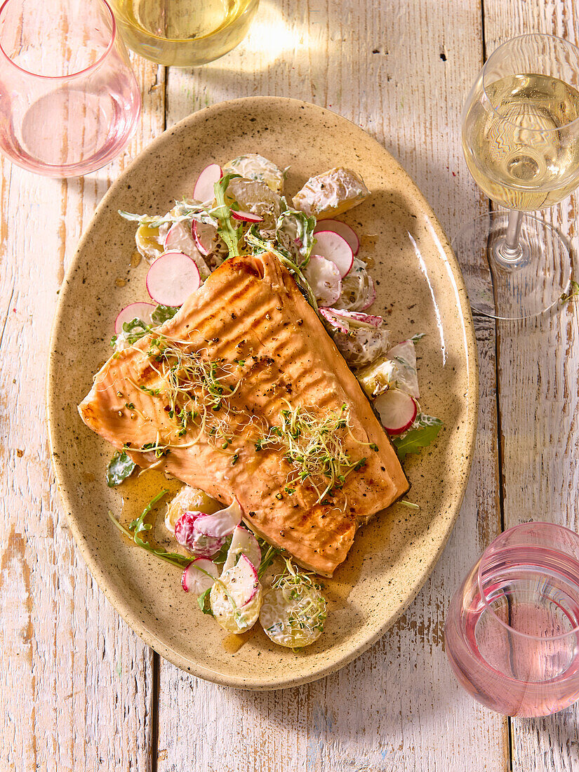 Gegrillter Lachs mit Ahornsirup-Sojasauce und Radieschensalat