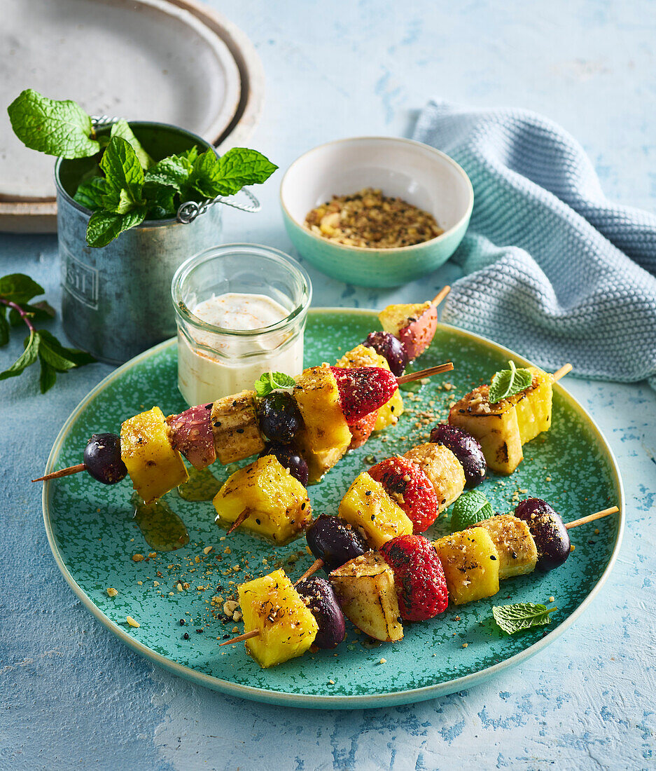 Gegrillte Obstspieße mit Walnuss-Dip