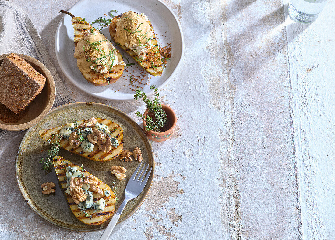 Gegrillte Birnen mit Blauschimmelkäse und gegrillte Birne mit Eiscreme