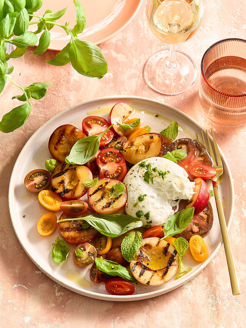 Gegrillte Pfirsiche mit Tomaten und Burrata