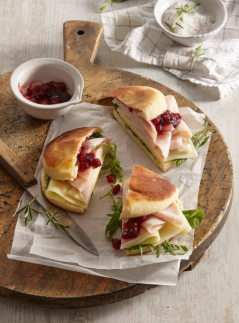 Pita sandwich with ham and cheese