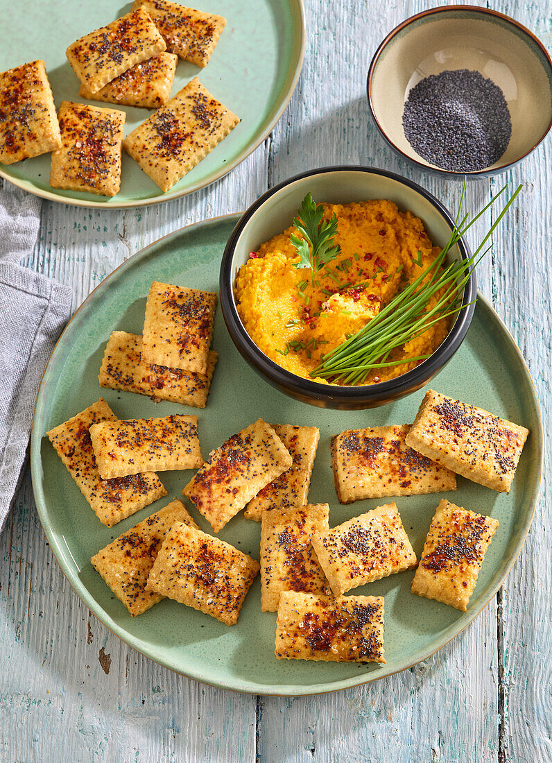 Crackers with poppy seeds and dip