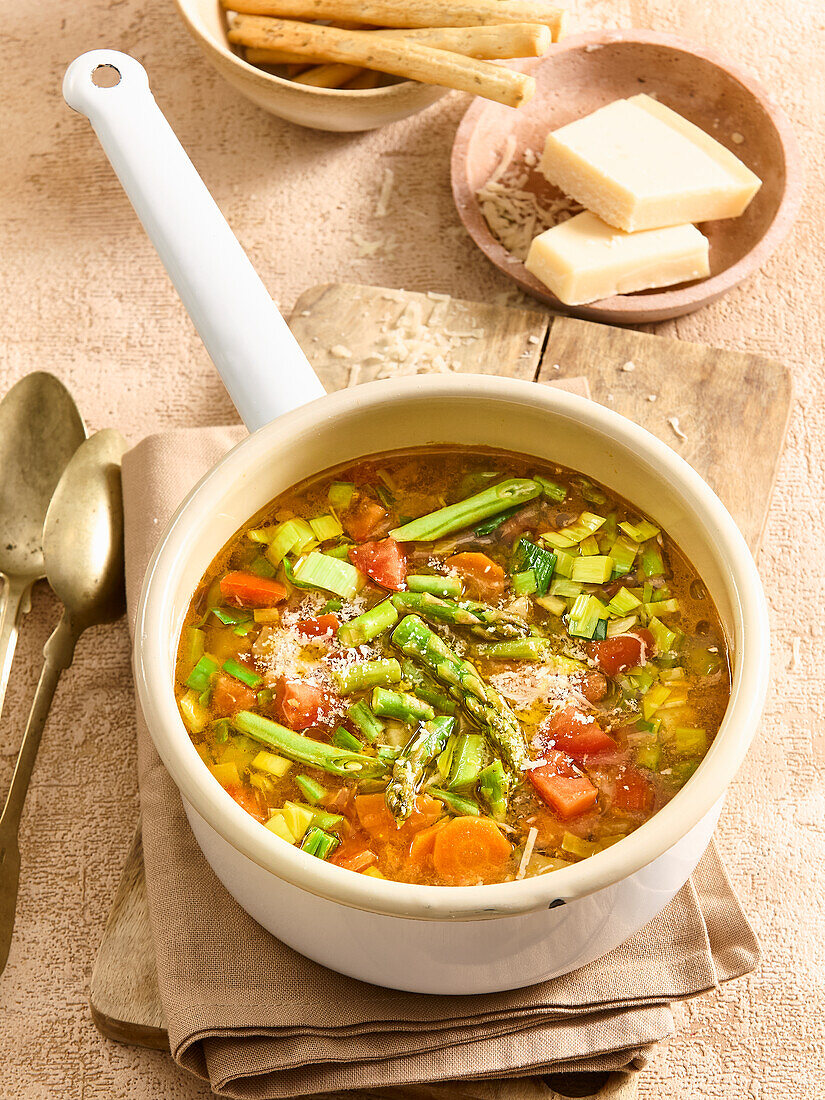 Minestrone mit Gemüse und Parmesan