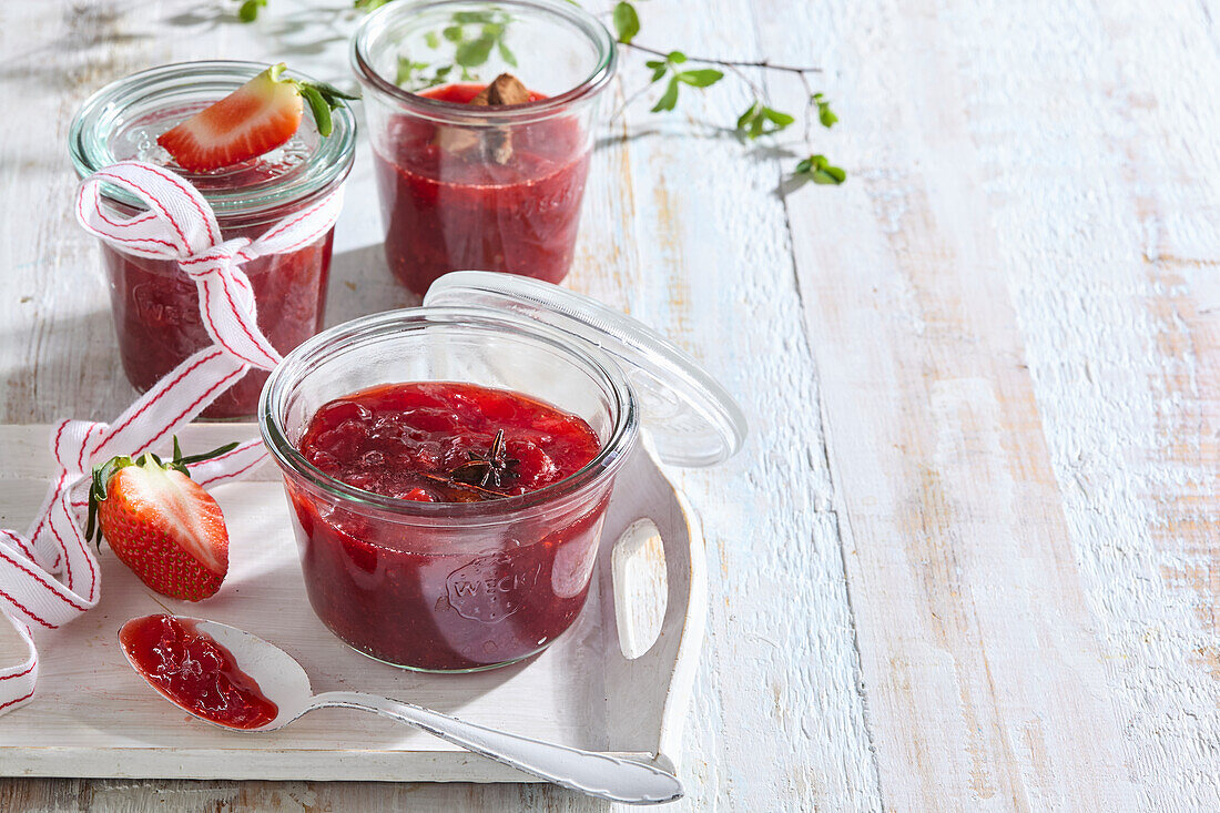 Hausgemachte Erdbeermarmelade mit Sternanis und Zimt