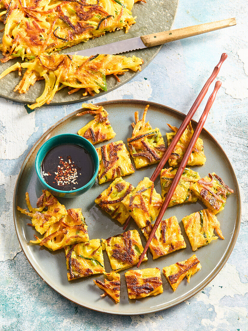 Koreanische Gemüsepfannkuchen mit Soja-Dip