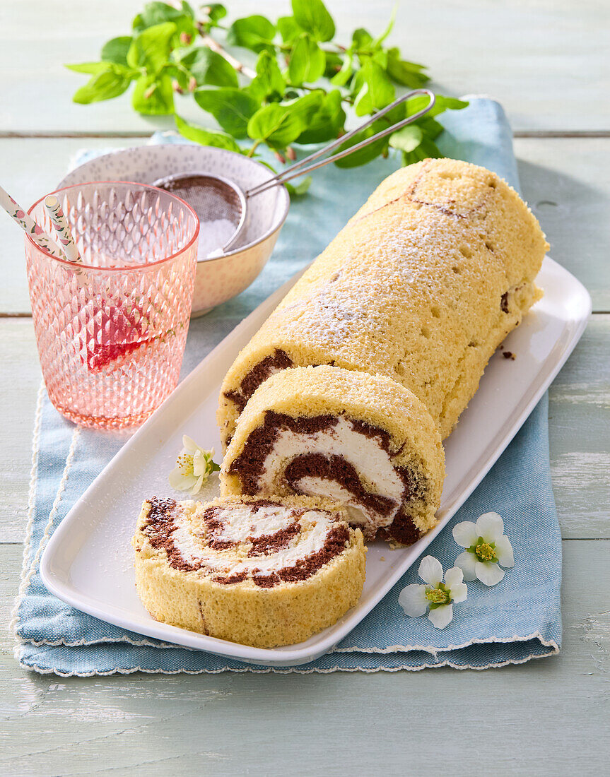 Biskuitrolle mit Vanille-Schokoladen-Füllung