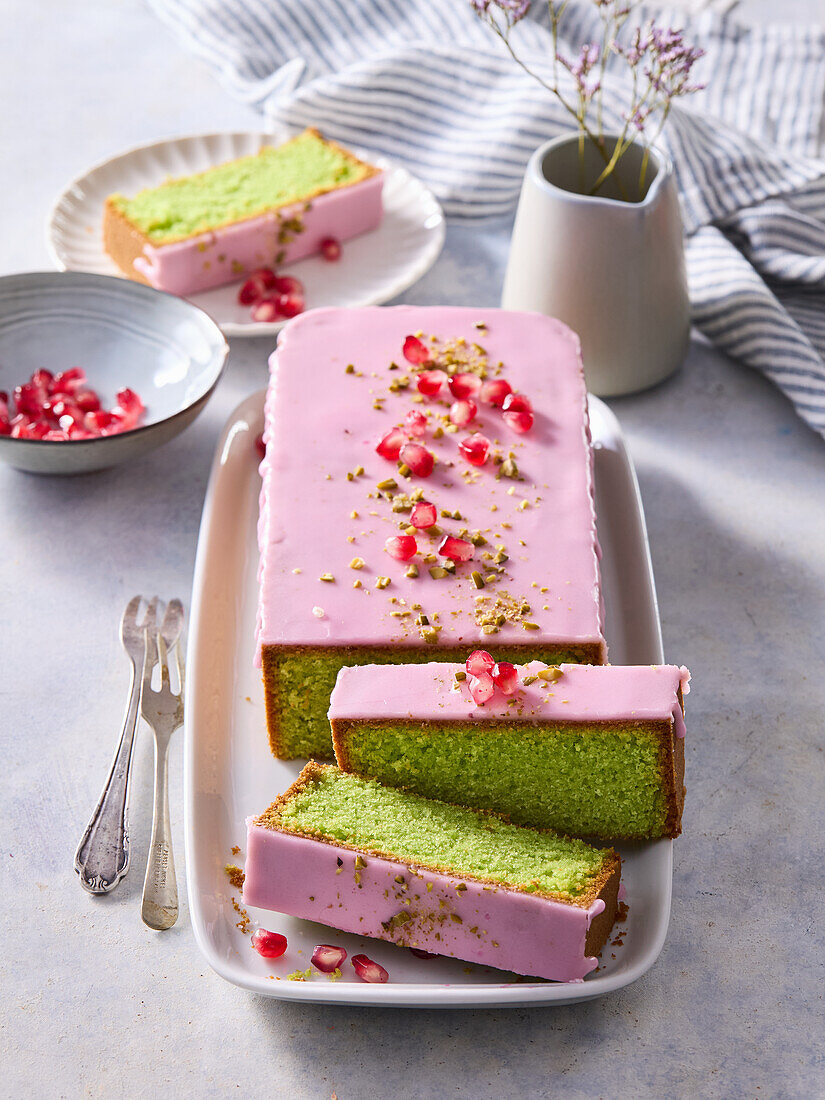 Pistazienkuchen mit rosa Zuckerguss