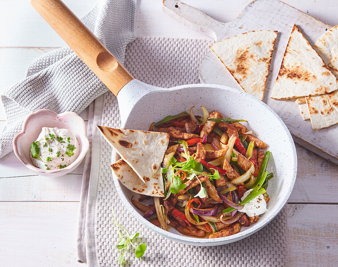 Schweinegyros mit Gemüse und Tortilla-Chips