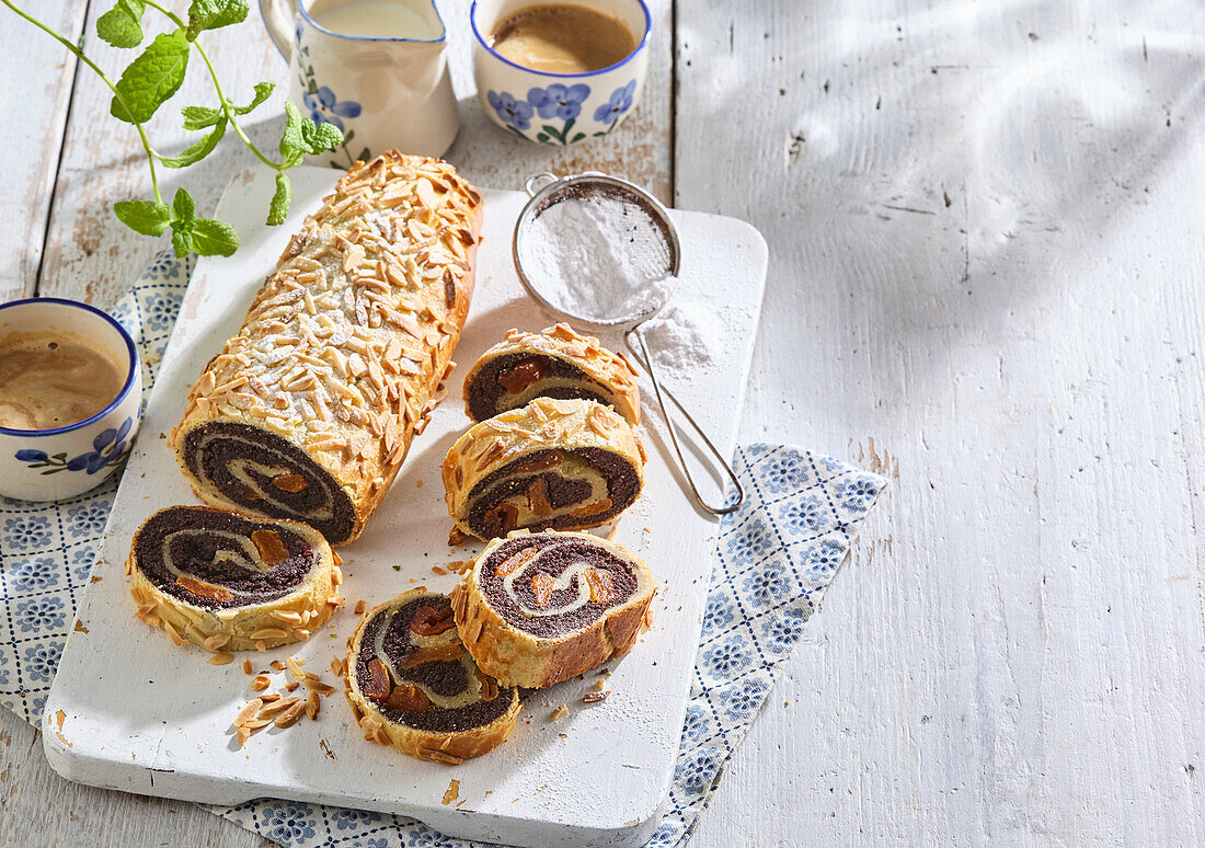 Mohnstrudel mit getrockneten Aprikosen und Mandeln