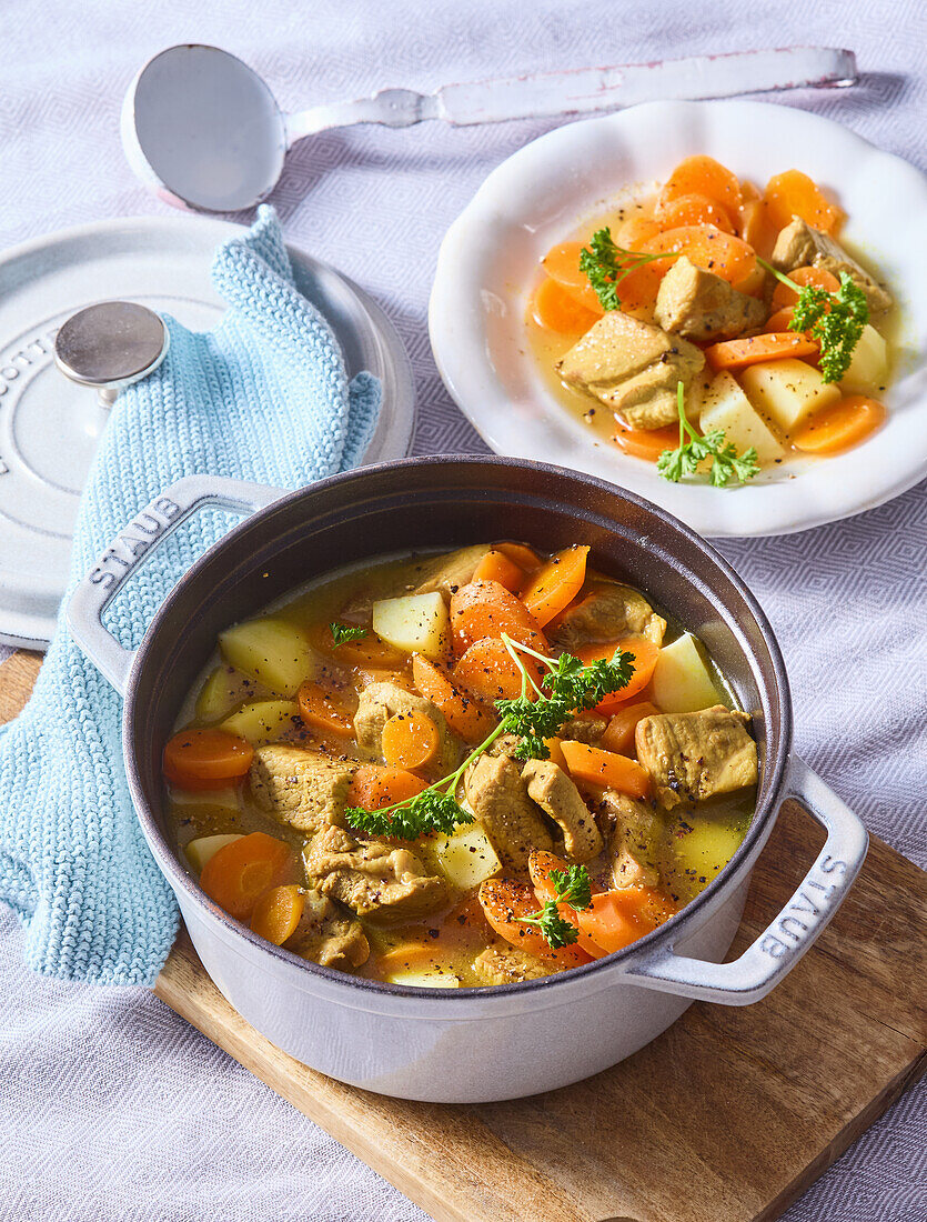 Schweinefleischtopf mit Möhren und Kartoffeln