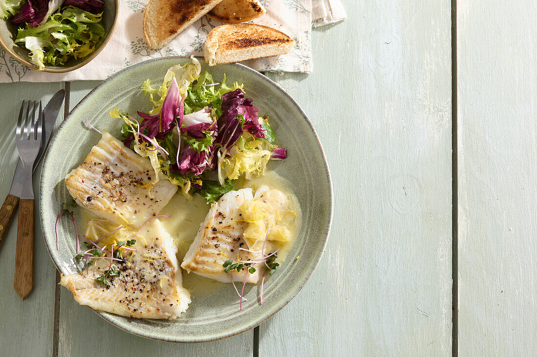 Gebratener Kabeljau mit Zitronensauce und Blattsalat