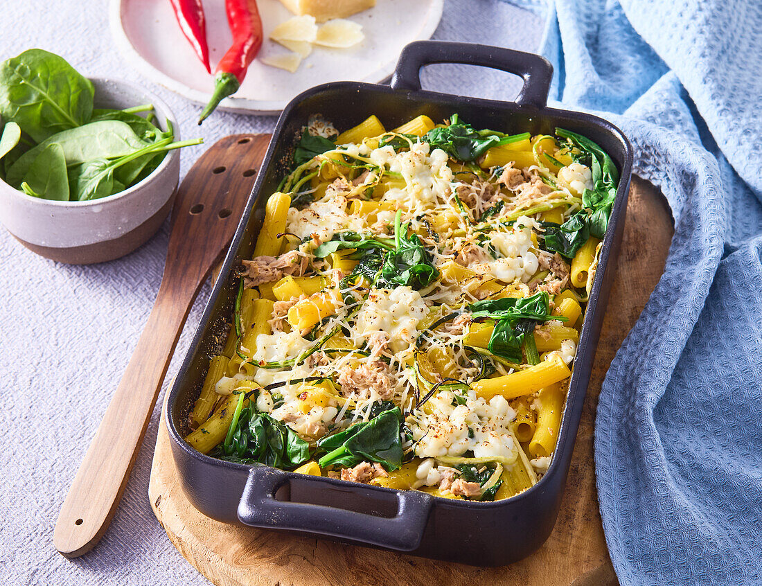 Penne-Auflauf mit Thunfisch, Spinat und Parmesan