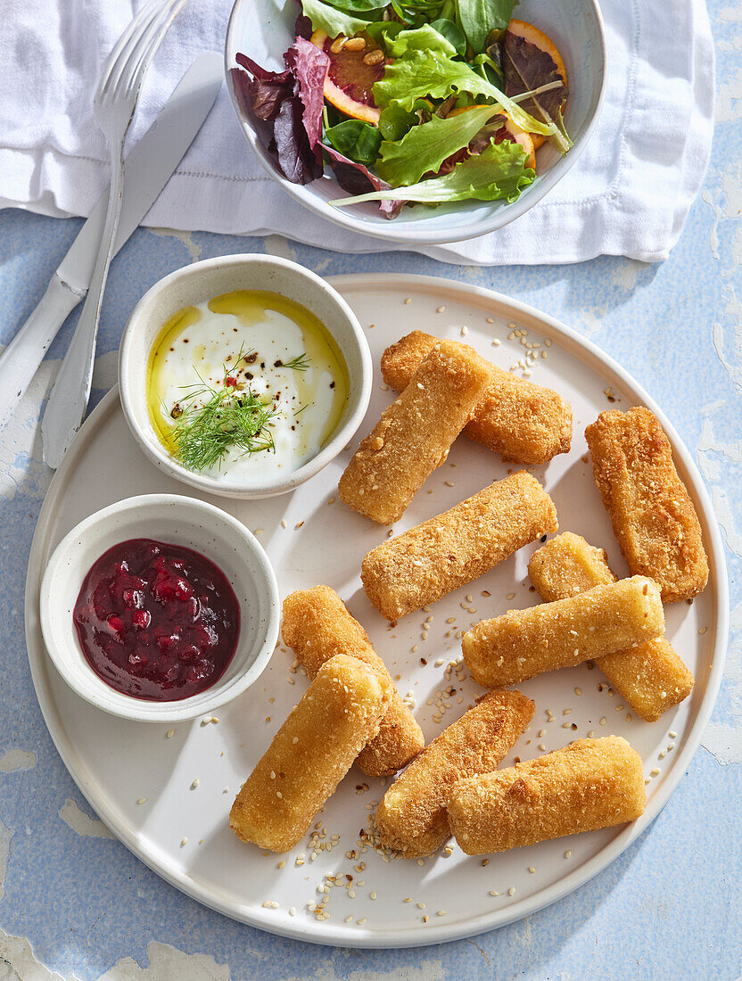 Frittierte Käsesticks mit Preiselbeerdip und Kräuterdip