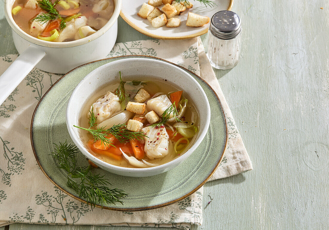 Fischsuppe mit Gemüse, Croûtons und Dill