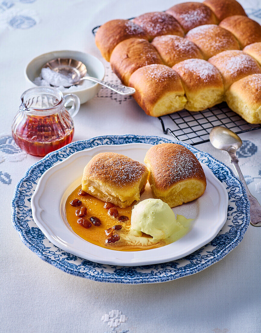 Buchteln mit Rum-Rosinensauce und Vanilleeis