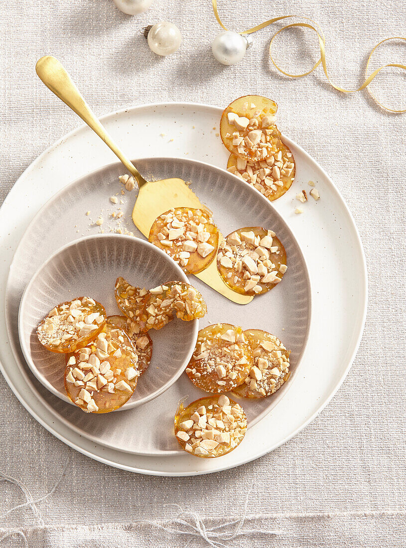 Crispy caramel cookies with almonds