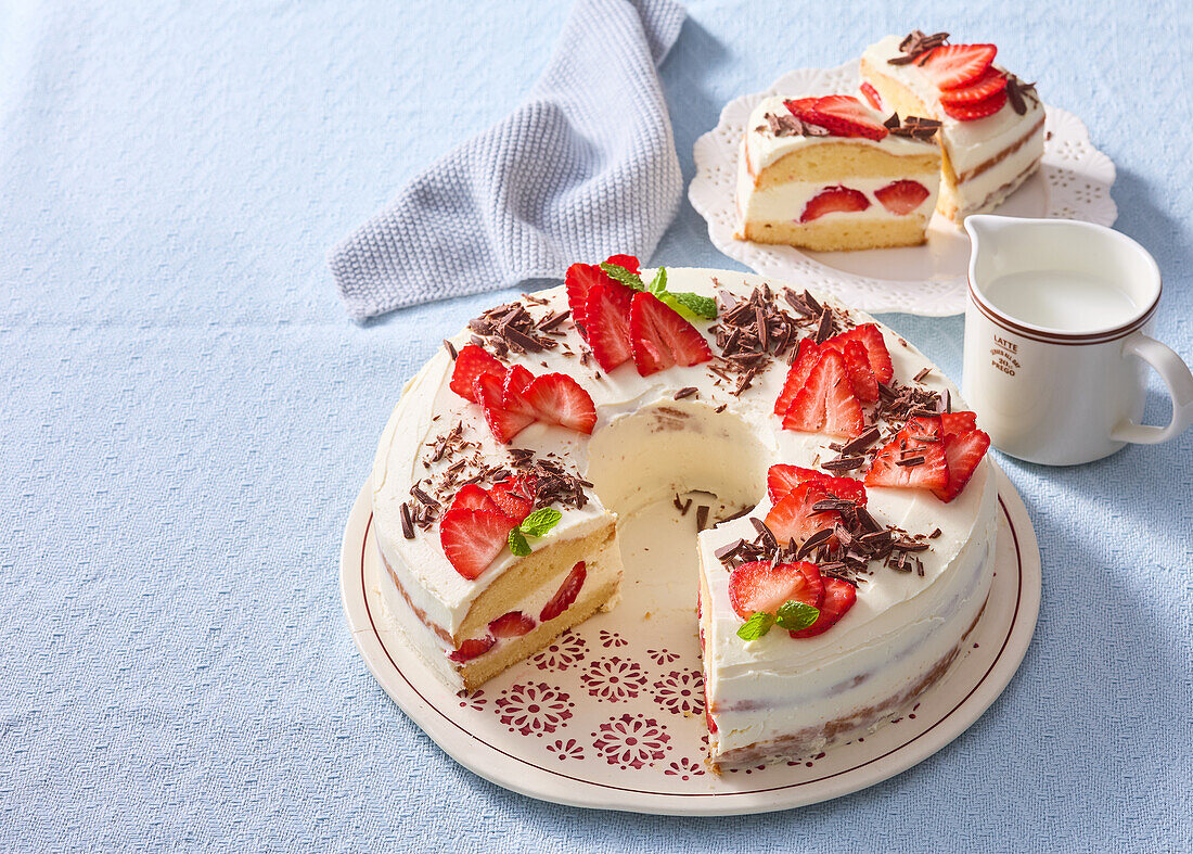 Quark and strawberry bundt cake with chocolate shavings