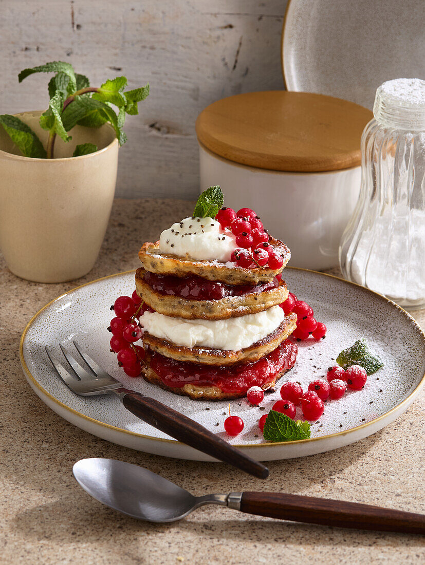 Buchweizen-Pfannkuchen mit Johannisbeeren und Sahnecreme