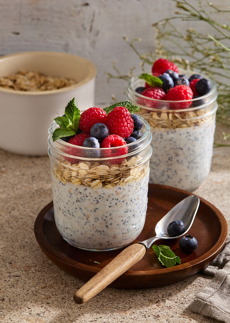 Oatmeal mit Mohn und frischen Beeren