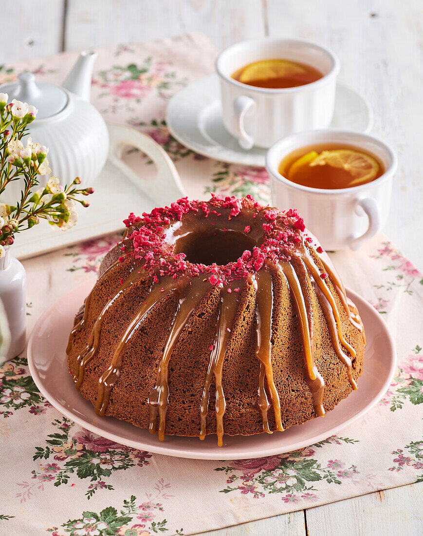 Gewürz-Guglhupf mit Karamellglasur und Himbeeren