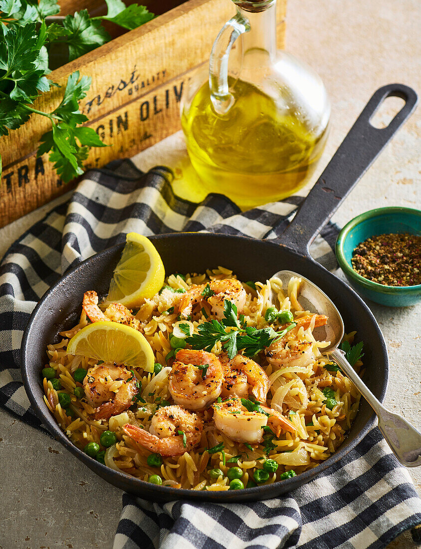 Knoblauch-Parmesan-Orzo mit Garnelen