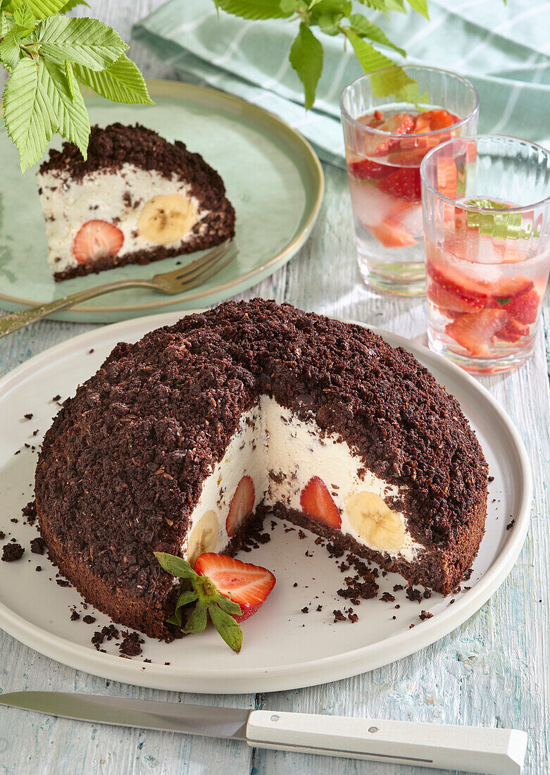 Maulwurfkuchen mit Erdbeeren und Bananen