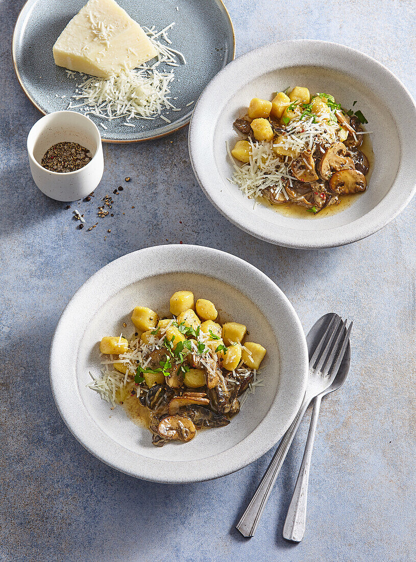 Gnocchi mit sautierten Champignons und Parmesan