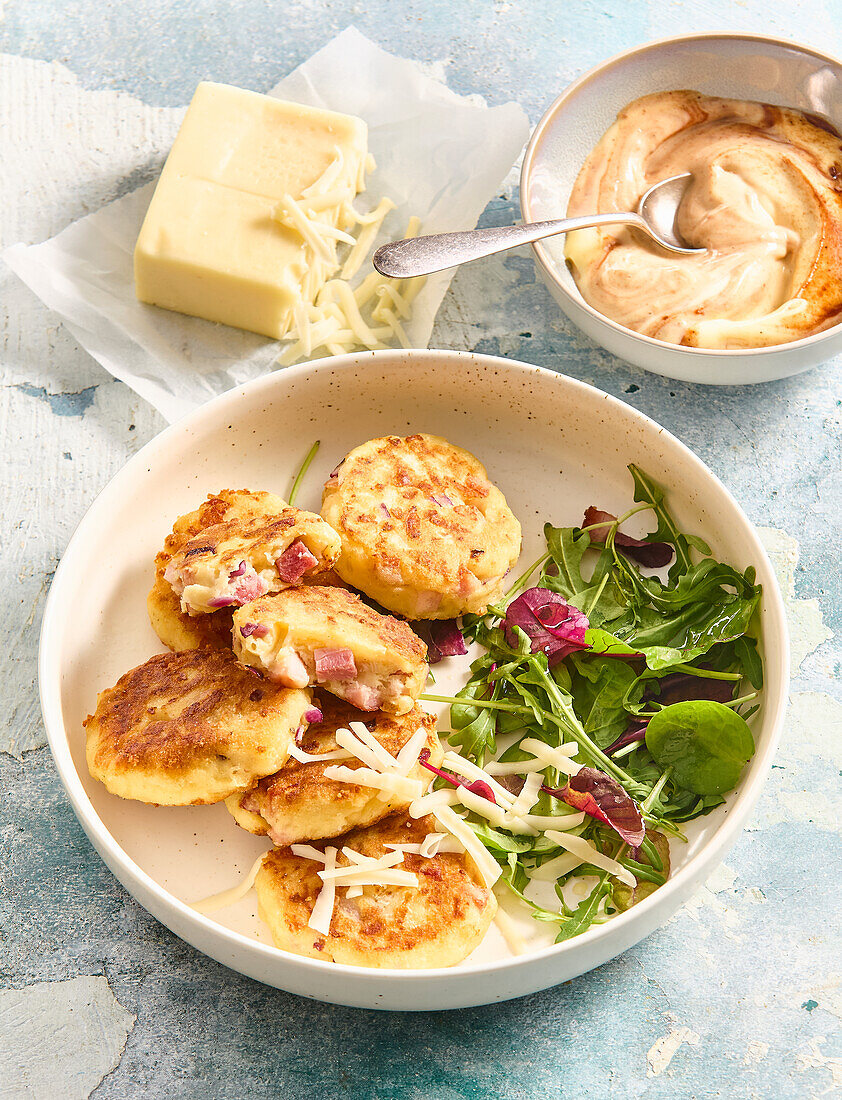 Kartoffelpuffer mit Rauchschinken und Käse